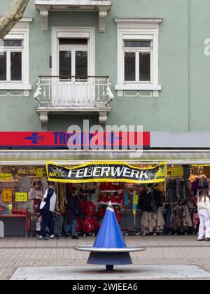 Francfort, Allemagne - 28 décembre 2023 : les gens magasinent dans un magasin de vêtements avec des décorations festives dans une ville vendant des feux d'artifice pour la nouvelle année Banque D'Images