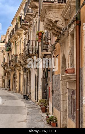 Syracuse, Italie - 28 décembre 2023 : vieille ville avec façades et balcons dans le centre d'Isola di Ortigia Banque D'Images