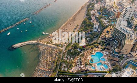 Une vue aérienne des piscines de l'hôtel au bord de la mer à Agios Tychonas. Chypre Banque D'Images