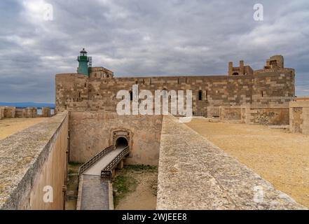 Syracuse, Italie - 28 décembre 2023 : vue sur le château et le phare de Maniace à Isola di Ortigia à Syracuse Banque D'Images