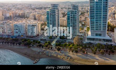 Les gratte-ciel le long du front de mer serein à Limassol. Chypre Banque D'Images