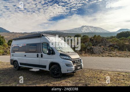 Randazzo, Italie - 29 décembre 2023 : camping-car garé dans les contreforts de l'Etna dans l'arrière-pays sicilien près de Randazzo Banque D'Images