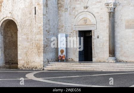Détail du portail de la basilique Saint-Nicolas dans le centre historique de Bari, région des Pouilles (Pouilles), Italie, 18 septembre 2022 Banque D'Images
