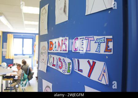 Arvieux, département des Hautes-Alpes, Queyras : classe primaire et dessins des visages des élèves sur la porte. Illustration d'une montagne Banque D'Images