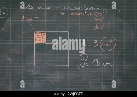 Arvieux, département des Hautes-Alpes (Alpes françaises), Queyras : classe primaire. Définition de la zone écrite à la craie sur le tableau. Domaines d'apprentissage et su Banque D'Images