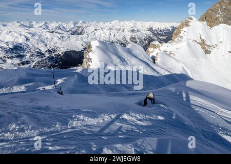 © PHOTOPQR/LE DAUPHINE/Bertrand RIOTORD ; Courchevel ; 13/02/2024 ; Courchevel (Savoie), le 13 février 2024. Parmi les descentes de ski mythiques, la station de Courchevel propose la piste noire 'Grand couloir'. C'est un couloir qui se déroule en haut du téléphérique de la Saulire. Cette piste fait partie de descentes balisées les plus difficiles du monde. Photo : Bertrand Riotord/le Dauphiné libéré Courchevel, France, 13 février 2024. Courchevel (Savoie), 13 février 2024. Parmi les descentes de ski légendaires, la station de Courchevel offre la piste noire « Grand couloir ». C'est un couloir qui Banque D'Images