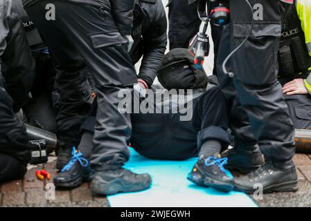 Des officiers de police spécialisés de l'équipe de découpe s'emploient à retirer le manifestant central de leur verrouillage pendant la manifestation. Les partisans de Palestine action utilisent des verrous pour bloquer le seul accès des véhicules à la société de défense israélienne, l'entreprise Elbit Systems à Aztec West, Bristol. Ils soutiennent que les armes fabriquées par Elbit au Royaume-Uni sont utilisées par les Forces de défense israéliennes contre les Palestiniens à Gaza et ailleurs. Les bombardements israéliens à Gaza ont tué plus de 30 000 Palestiniens depuis octobre 2023. Palestine action est déterminée à cibler sans relâche Elbit et ses entreprises partenaires par le biais de la misère Banque D'Images