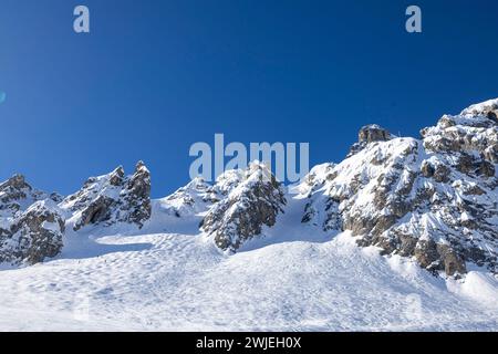 © PHOTOPQR/LE DAUPHINE/Bertrand RIOTORD ; Courchevel ; 13/02/2024 ; Courchevel (Savoie), le 13 février 2024. Parmi les descentes de ski mythiques, la station de Courchevel propose la piste noire 'Grand couloir'. C'est un couloir qui se déroule en haut du téléphérique de la Saulire. Cette piste fait partie de descentes balisées les plus difficiles du monde. Photo : Bertrand Riotord/le Dauphiné libéré Courchevel, France, 13 février 2024. Courchevel (Savoie), 13 février 2024. Parmi les descentes de ski légendaires, la station de Courchevel offre la piste noire « Grand couloir ». C'est un couloir qui Banque D'Images