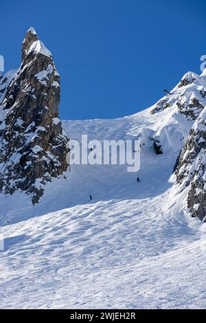 © PHOTOPQR/LE DAUPHINE/Bertrand RIOTORD ; Courchevel ; 13/02/2024 ; Courchevel (Savoie), le 13 février 2024. Parmi les descentes de ski mythiques, la station de Courchevel propose la piste noire 'Grand couloir'. C'est un couloir qui se déroule en haut du téléphérique de la Saulire. Cette piste fait partie de descentes balisées les plus difficiles du monde. Photo : Bertrand Riotord/le Dauphiné libéré Courchevel, France, 13 février 2024. Courchevel (Savoie), 13 février 2024. Parmi les descentes de ski légendaires, la station de Courchevel offre la piste noire « Grand couloir ». C'est un couloir qui Banque D'Images