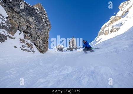 © PHOTOPQR/LE DAUPHINE/Bertrand RIOTORD ; Courchevel ; 13/02/2024 ; Courchevel (Savoie), le 13 février 2024. Parmi les descentes de ski mythiques, la station de Courchevel propose la piste noire 'Grand couloir'. C'est un couloir qui se déroule en haut du téléphérique de la Saulire. Cette piste fait partie de descentes balisées les plus difficiles du monde. Photo : Bertrand Riotord/le Dauphiné libéré Courchevel, France, 13 février 2024. Courchevel (Savoie), 13 février 2024. Parmi les descentes de ski légendaires, la station de Courchevel offre la piste noire « Grand couloir ». C'est un couloir qui Banque D'Images