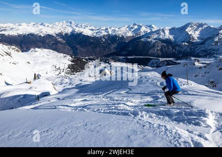 © PHOTOPQR/LE DAUPHINE/Bertrand RIOTORD ; Courchevel ; 13/02/2024 ; Courchevel (Savoie), le 13 février 2024. Parmi les descentes de ski mythiques, la station de Courchevel propose la piste noire 'Grand couloir'. C'est un couloir qui se déroule en haut du téléphérique de la Saulire. Cette piste fait partie de descentes balisées les plus difficiles du monde. Photo : Bertrand Riotord/le Dauphiné libéré Courchevel, France, 13 février 2024. Courchevel (Savoie), 13 février 2024. Parmi les descentes de ski légendaires, la station de Courchevel offre la piste noire « Grand couloir ». C'est un couloir qui Banque D'Images