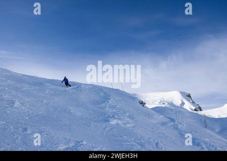 © PHOTOPQR/LE DAUPHINE/Bertrand RIOTORD ; Courchevel ; 13/02/2024 ; Courchevel (Savoie), le 13 février 2024. Parmi les descentes de ski mythiques, la station de Courchevel propose la piste noire 'Grand couloir'. C'est un couloir qui se déroule en haut du téléphérique de la Saulire. Cette piste fait partie de descentes balisées les plus difficiles du monde. Photo : Bertrand Riotord/le Dauphiné libéré Courchevel, France, 13 février 2024. Courchevel (Savoie), 13 février 2024. Parmi les descentes de ski légendaires, la station de Courchevel offre la piste noire « Grand couloir ». C'est un couloir qui Banque D'Images