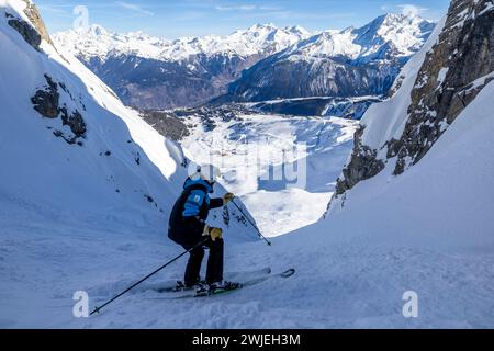 © PHOTOPQR/LE DAUPHINE/Bertrand RIOTORD ; Courchevel ; 13/02/2024 ; Courchevel (Savoie), le 13 février 2024. Parmi les descentes de ski mythiques, la station de Courchevel propose la piste noire 'Grand couloir'. C'est un couloir qui se déroule en haut du téléphérique de la Saulire. Cette piste fait partie de descentes balisées les plus difficiles du monde. Photo : Bertrand Riotord/le Dauphiné libéré Courchevel, France, 13 février 2024. Courchevel (Savoie), 13 février 2024. Parmi les descentes de ski légendaires, la station de Courchevel offre la piste noire « Grand couloir ». C'est un couloir qui Banque D'Images