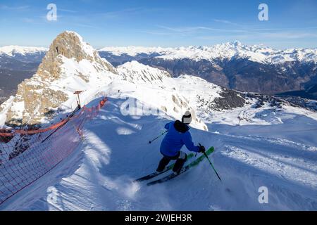 © PHOTOPQR/LE DAUPHINE/Bertrand RIOTORD ; Courchevel ; 13/02/2024 ; Courchevel (Savoie), le 13 février 2024. Parmi les descentes de ski mythiques, la station de Courchevel propose la piste noire 'Grand couloir'. C'est un couloir qui se déroule en haut du téléphérique de la Saulire. Cette piste fait partie de descentes balisées les plus difficiles du monde. Photo : Bertrand Riotord/le Dauphiné libéré Courchevel, France, 13 février 2024. Courchevel (Savoie), 13 février 2024. Parmi les descentes de ski légendaires, la station de Courchevel offre la piste noire « Grand couloir ». C'est un couloir qui Banque D'Images