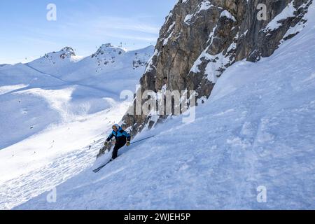 © PHOTOPQR/LE DAUPHINE/Bertrand RIOTORD ; Courchevel ; 13/02/2024 ; Courchevel (Savoie), le 13 février 2024. Parmi les descentes de ski mythiques, la station de Courchevel propose la piste noire 'Grand couloir'. C'est un couloir qui se déroule en haut du téléphérique de la Saulire. Cette piste fait partie de descentes balisées les plus difficiles du monde. Photo : Bertrand Riotord/le Dauphiné libéré Courchevel, France, 13 février 2024. Courchevel (Savoie), 13 février 2024. Parmi les descentes de ski légendaires, la station de Courchevel offre la piste noire « Grand couloir ». C'est un couloir qui Banque D'Images