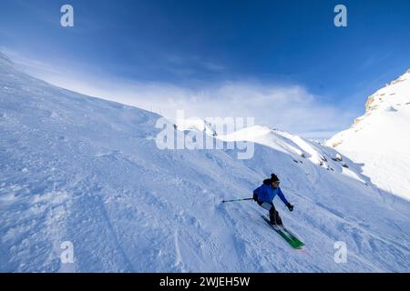 © PHOTOPQR/LE DAUPHINE/Bertrand RIOTORD ; Courchevel ; 13/02/2024 ; Courchevel (Savoie), le 13 février 2024. Parmi les descentes de ski mythiques, la station de Courchevel propose la piste noire 'Grand couloir'. C'est un couloir qui se déroule en haut du téléphérique de la Saulire. Cette piste fait partie de descentes balisées les plus difficiles du monde. Photo : Bertrand Riotord/le Dauphiné libéré Courchevel, France, 13 février 2024. Courchevel (Savoie), 13 février 2024. Parmi les descentes de ski légendaires, la station de Courchevel offre la piste noire « Grand couloir ». C'est un couloir qui Banque D'Images