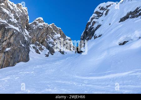 © PHOTOPQR/LE DAUPHINE/Bertrand RIOTORD ; Courchevel ; 13/02/2024 ; Courchevel (Savoie), le 13 février 2024. Parmi les descentes de ski mythiques, la station de Courchevel propose la piste noire 'Grand couloir'. C'est un couloir qui se déroule en haut du téléphérique de la Saulire. Cette piste fait partie de descentes balisées les plus difficiles du monde. Photo : Bertrand Riotord/le Dauphiné libéré Courchevel, France, 13 février 2024. Courchevel (Savoie), 13 février 2024. Parmi les descentes de ski légendaires, la station de Courchevel offre la piste noire « Grand couloir ». C'est un couloir qui Banque D'Images