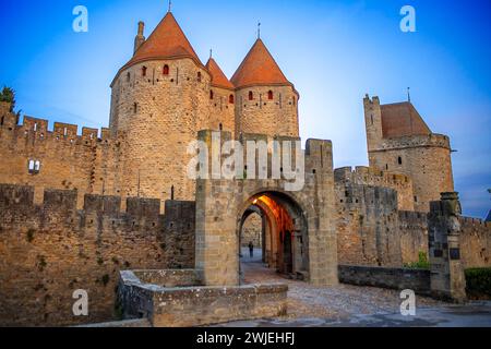 Entrée sur les remparts à Carcassonne Walls forteresse du château médiéval en France, attraction touristique populaire, Europe Banque D'Images