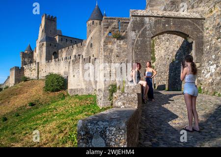 Touristes sur les remparts à Carcassonne Walls forteresse médiévale du château en France, attraction touristique populaire, Europe Banque D'Images