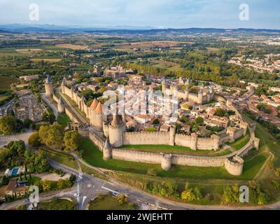 Vue aérienne de la Cité de Carcassonne, une citadelle médiévale au sommet d'une colline dans la ville française de Carcassonne, Aude, Occitanie, France. Banque D'Images