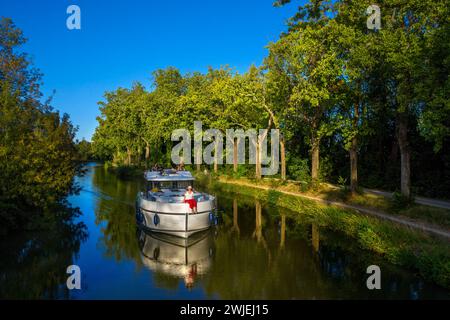 Vue aérienne d'un beau paysage dans le canal du midi près de L'écluse de Marseillette voies navigables sud de la France les vacanciers font la queue Banque D'Images