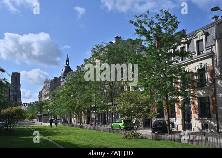 Reims (nord-est de la France) : avenue « cours Jean-Baptiste Langlet » en centre-ville Banque D'Images