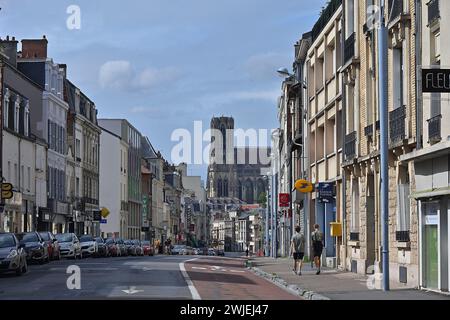 Reims (nord-est de la France) : rue Gambetta » dans le quartier de Barbatre-Gambetta. En arrière-plan, la cathédrale notre-Dame de Paris Banque D'Images