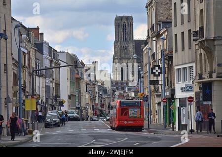 Reims (nord-est de la France) : rue Gambetta dans le quartier de Barbatre-Gambetta. En arrière-plan, la cathédrale notre-Dame de Paris Banque D'Images