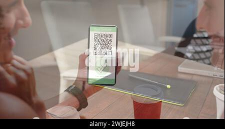 Image d'une femme tenant un smartphone avec un passeport de vaccination covid 19 au bureau Banque D'Images