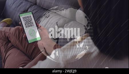 Image d'une femme tenant un smartphone avec passeport de vaccination covid 19 dans le monde entier Banque D'Images