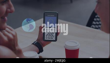 Image d'une femme tenant un smartphone avec passeport de vaccination covid 19 dans le monde entier Banque D'Images