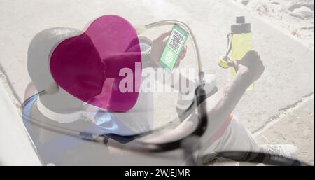 Image d’un homme tenant un smartphone avec passeport de vaccination covid 19 sur statoscope Banque D'Images