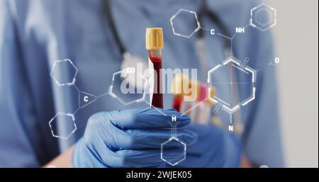 Image de structures chimiques sur médecin féminin biracial avec des tubes à essai Banque D'Images