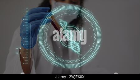 Image du traitement des données et du brin d'adn sur médecin féminin biracial avec des tubes à essai Banque D'Images