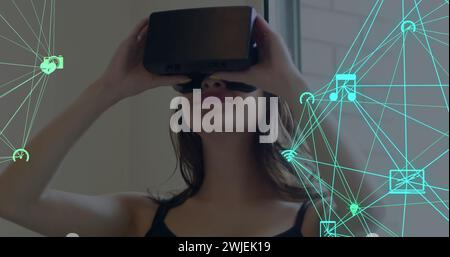 Image de l'interface numérique avec globes avec réseau de connexions sur la femme utilisant un casque VR Banque D'Images