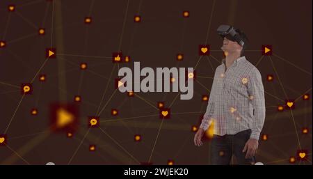 Image de l'interface numérique avec des icônes et un réseau de connexions avec l'homme portant casque VR Banque D'Images