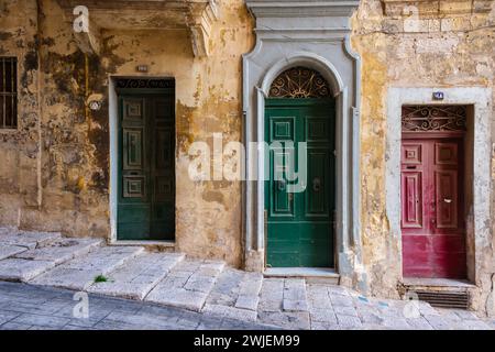 Portes maltaises typiques dans les ruelles de la Valette, Malte Banque D'Images
