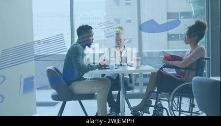 Image du traitement des données sur les personnes handicapées et les gens d'affaires divers au bureau Banque D'Images