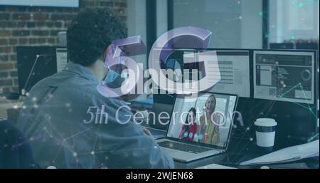 5g texte et réseau de connexions contre l'homme caucasien ayant un appel d'image sur ordinateur portable au bureau Banque D'Images