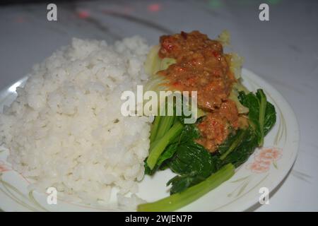 Une assiette de riz pecel, sur fond blanc. Banque D'Images