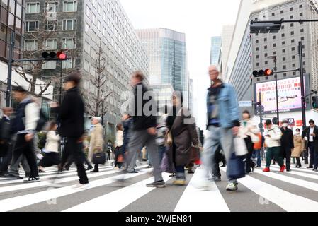 Tokyo, Japon. 15 février 2024. Les gens traversent une route à Tokyo le jeudi 15 février 2024. Le cabinet du Japon a annoncé que le produit intérieur brut (PIB) du pays s'élevait à 591,48 billions de yens (4,21 billions USD) en 2023, ce qui signifie que le Japon a perdu le titre de troisième économie mondiale contre l'Allemagne l'année dernière. (Photo de Yoshio Tsunoda/AFLO) Banque D'Images