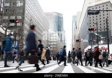 Tokyo, Japon. 15 février 2024. Les gens traversent une route à Tokyo le jeudi 15 février 2024. Le cabinet du Japon a annoncé que le produit intérieur brut (PIB) du pays s'élevait à 591,48 billions de yens (4,21 billions USD) en 2023, ce qui signifie que le Japon a perdu le titre de troisième économie mondiale contre l'Allemagne l'année dernière. (Photo de Yoshio Tsunoda/AFLO) Banque D'Images