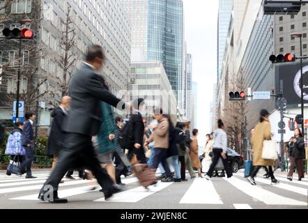 Tokyo, Japon. 15 février 2024. Les gens traversent une route à Tokyo le jeudi 15 février 2024. Le cabinet du Japon a annoncé que le produit intérieur brut (PIB) du pays s'élevait à 591,48 billions de yens (4,21 billions USD) en 2023, ce qui signifie que le Japon a perdu le titre de troisième économie mondiale contre l'Allemagne l'année dernière. (Photo de Yoshio Tsunoda/AFLO) Banque D'Images