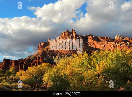 le château et les arbres de peuplier changeant le long de la rivière fremont en automne dans le parc national capitol reef, utah Banque D'Images