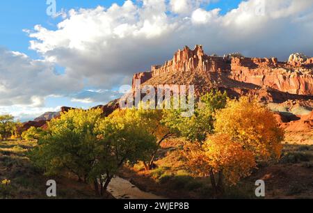 le château et les arbres de peuplier changeant le long de la rivière fremont en automne dans le parc national capitol reef, utah Banque D'Images