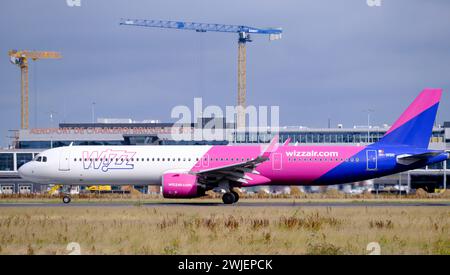 Airbus A321 (9H-WBR) exploité par la compagnie aérienne hongroise low cost Wizz Air au décollage de l'aéroport de Bruxelles-Sud Charleroi Banque D'Images