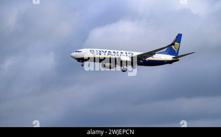 Boeing 737-8AS (EI-GXK) exploité par la compagnie aérienne irlandaise Ryanair atterrissant à l'aéroport de Bruxelles-Sud Charleroi Banque D'Images