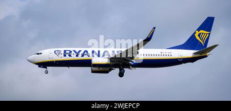 Boeing 737-8AS (EI-GXK) exploité par la compagnie aérienne irlandaise Ryanair atterrissant à l'aéroport de Bruxelles-Sud Charleroi Banque D'Images