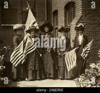 Suffragistes américains, Londres, Angleterre 1910. Un groupe de cinq femmes portant des drapeaux américains ; les femmes étaient membres du contingent américain qui a participé à la procession de l'Union sociale et politique des femmes du 23 juillet 1910. De gauche à droite, il y a : Mlle Julia Helen Twells, Mlle Elizabeth Freeman (organisatrice du mouvement américain pour le suffrage des femmes), Mlle Maude Roosevelt (nièce du président Roosevelt), Professeur Lillien Jane Martin de l'Université Stanford, Californie, et Mlle Ada Wright', Banque D'Images