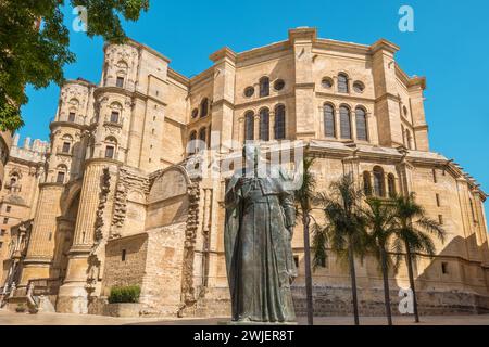 Vue sur la façade de la cathédrale de Malaga (Santa Iglesia Catedral Basílica de la Encarnación) avec statue évêque. Malaga, Espagne Banque D'Images